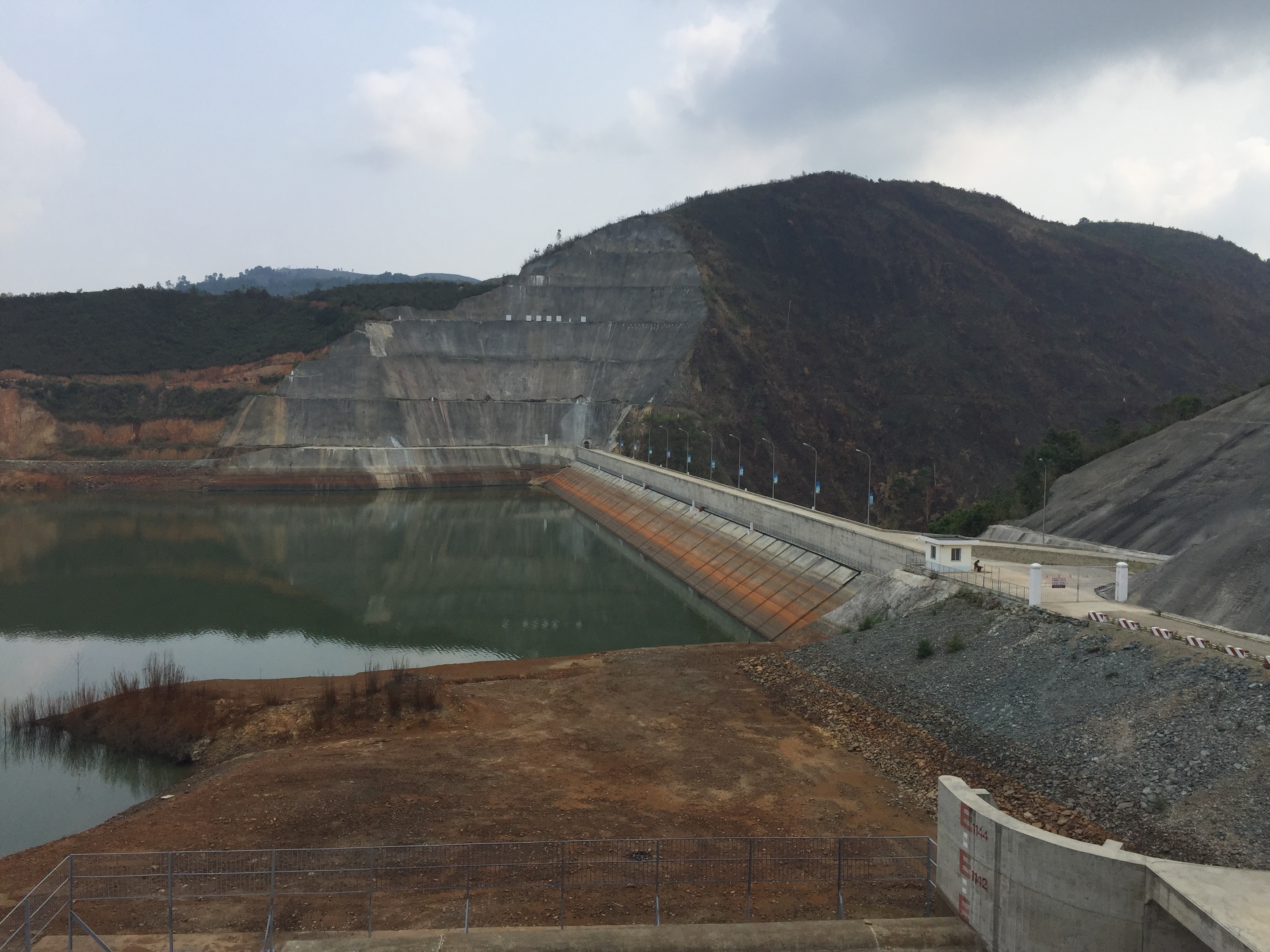 Impossible Win-Win? Mediating Relations Between Chinese Enterprises and Local Communities in Southeast Asia